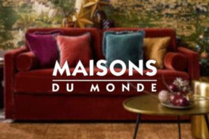 divano con cuscino su sfondo logo maisons du monde