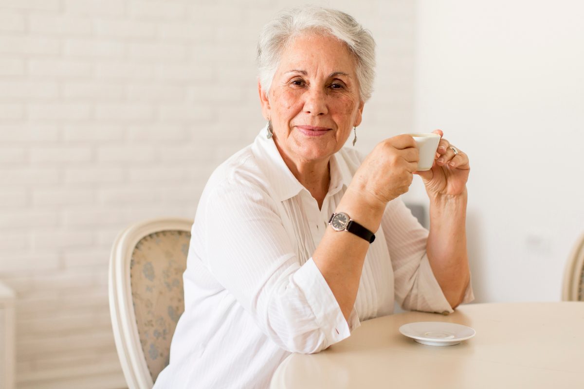 donna tazza caffè