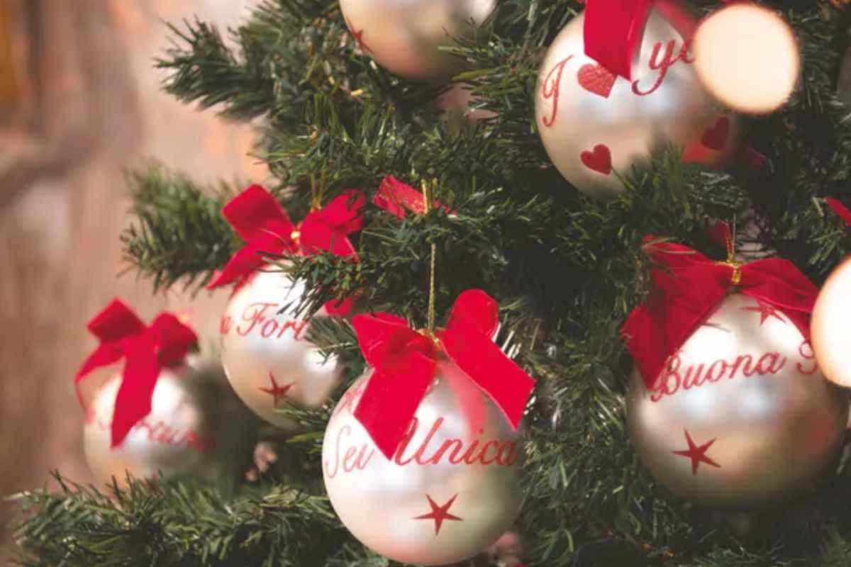 palle di natale con scritte sull'albero