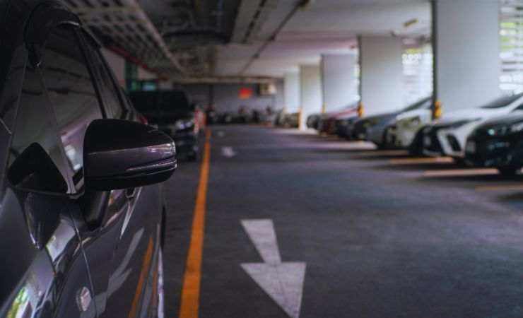 parcheggio di un condominio con auto e strada