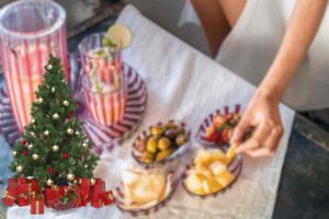 tavolo su sfondo antipastiera albero natale primo piano