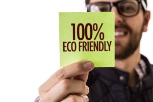 uomo con scritta 100% eco friendly