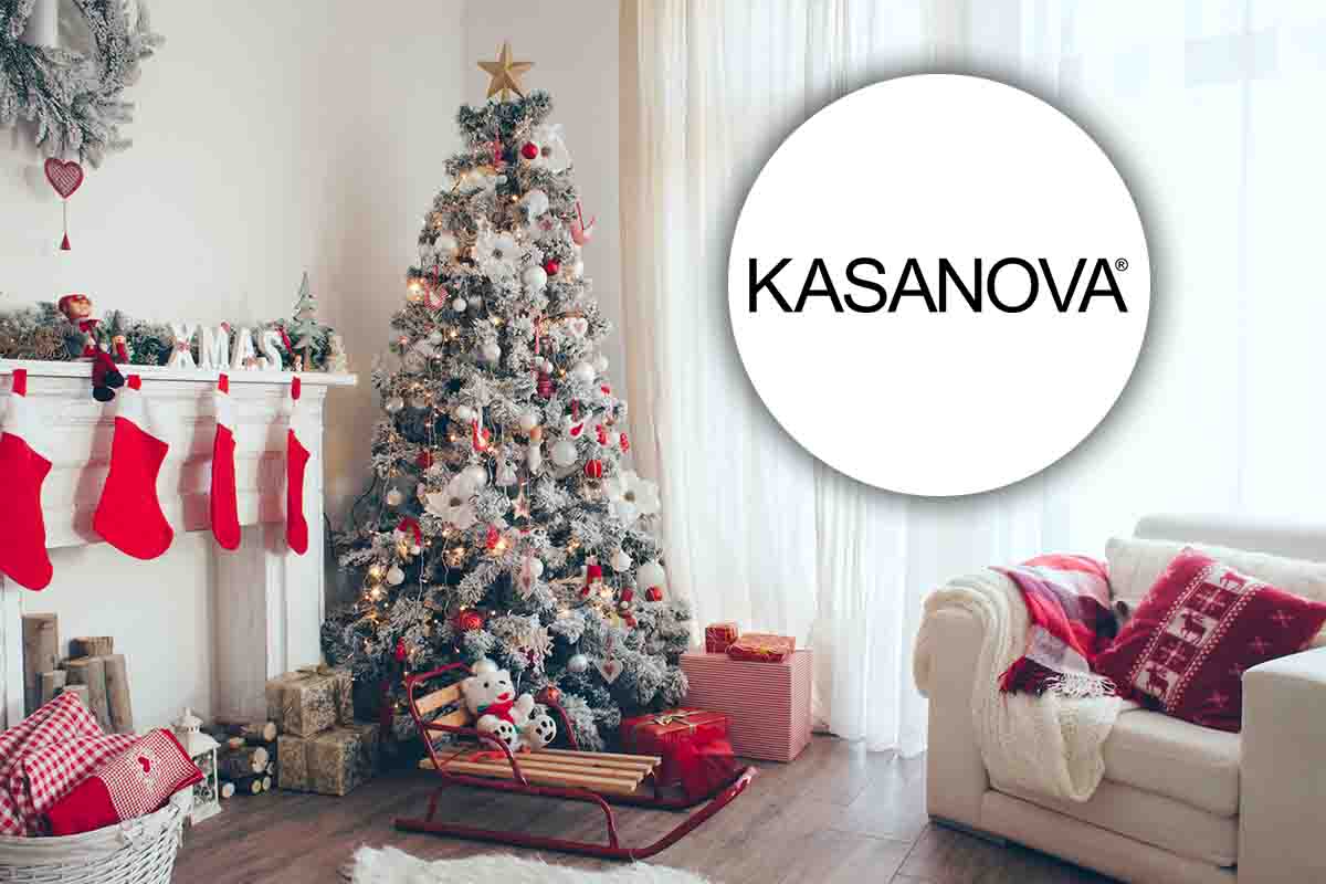 casa addobbata per Natale e logo Kasanova