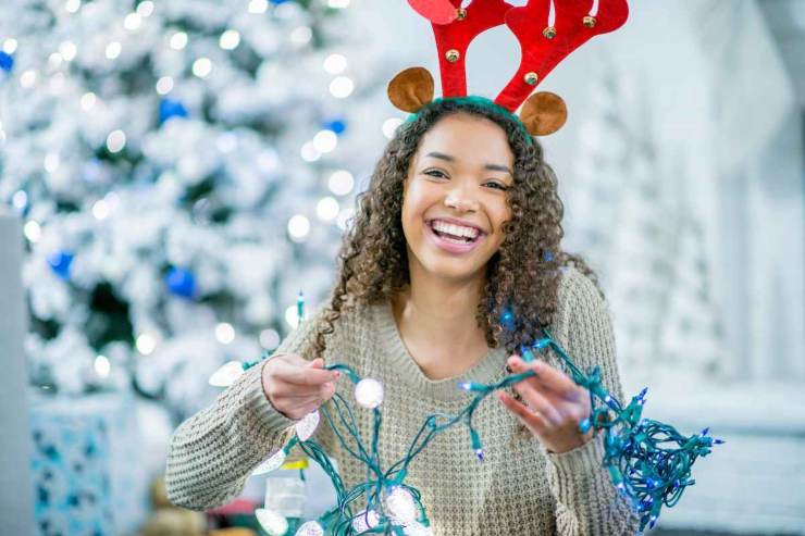 Ragazza luci per l' albero 3