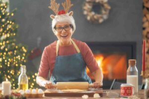 nonna sorridente con i regali natalizi per la cucina