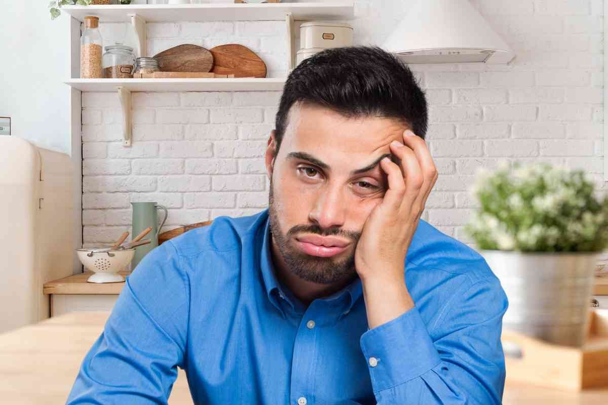 Uomo annoiato in cucina