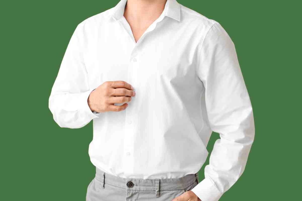 Uomo con camicia bianca