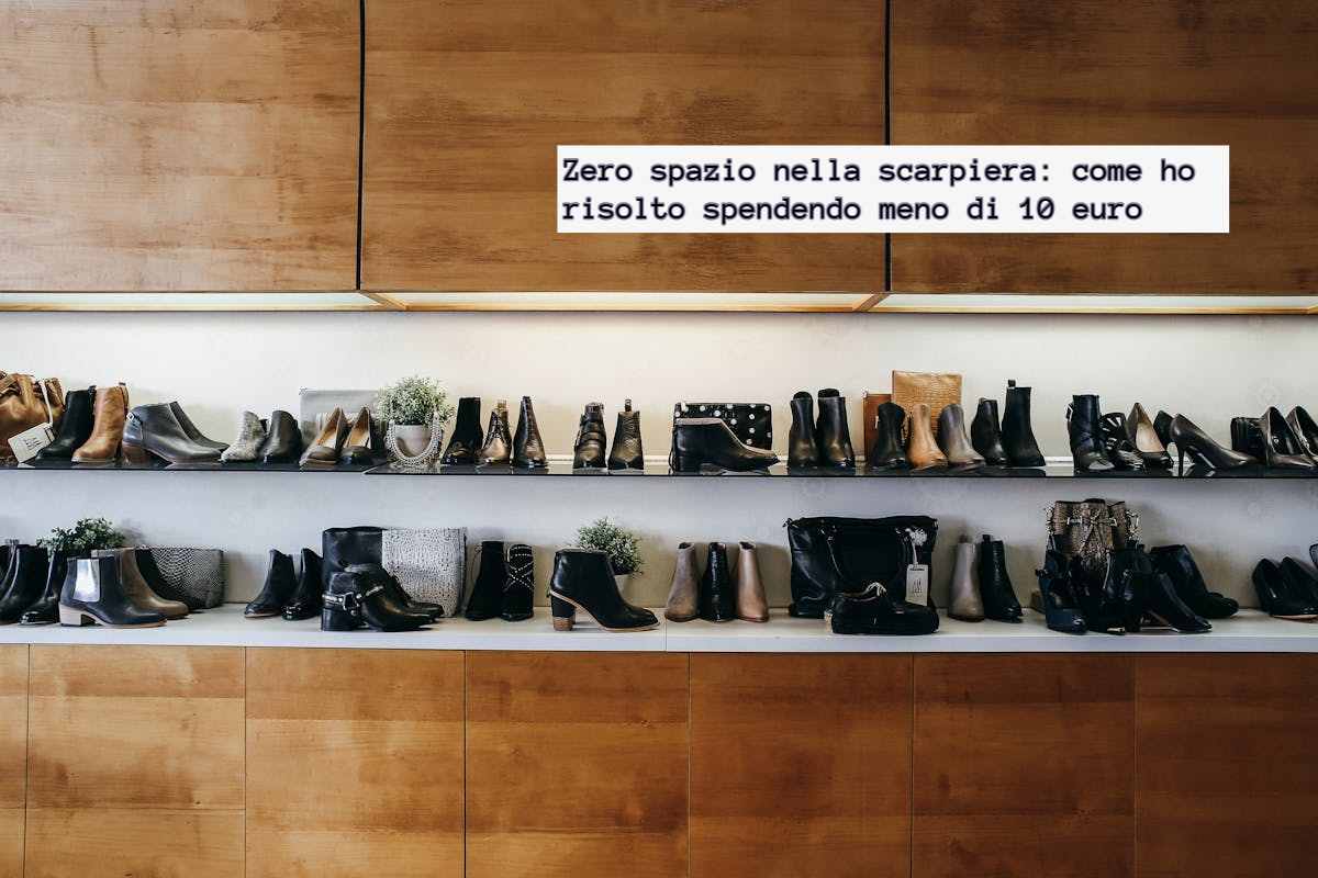 Scarpiera con tante scarpe al suo interno