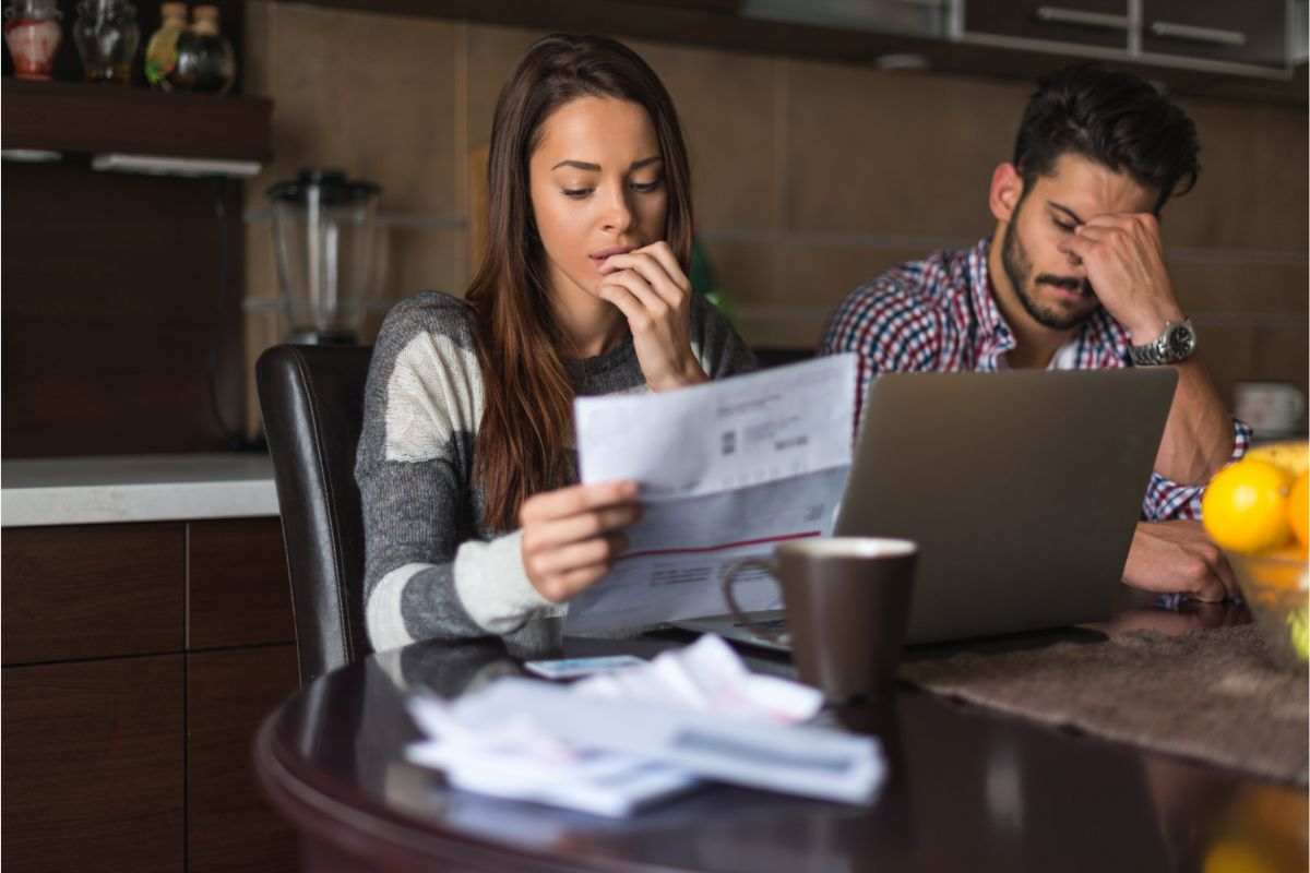 famiglia preoccupata per bollette