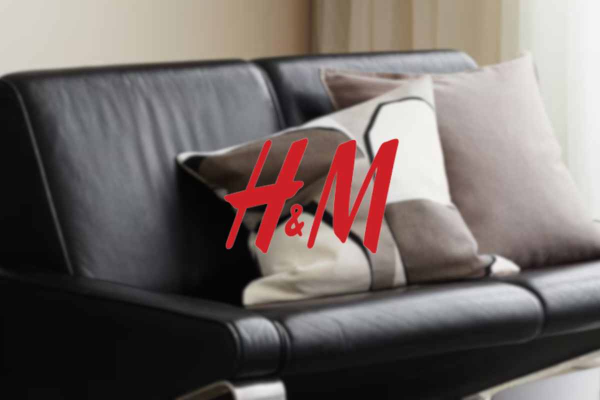 divano con cuscini logo h&m