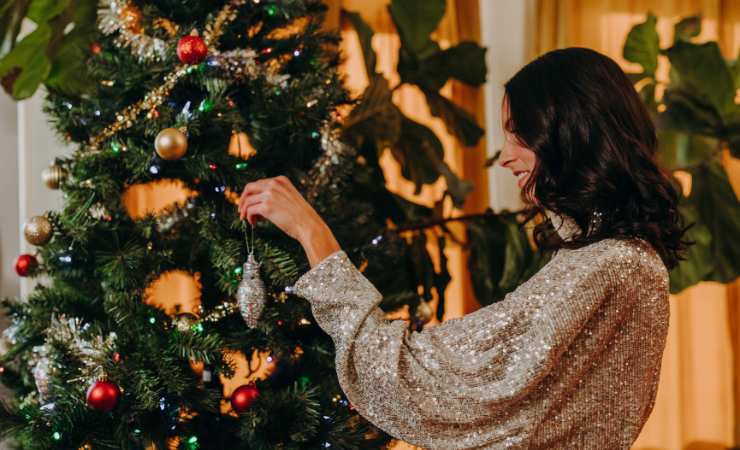 ragazza che fa albero di natale