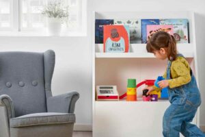 libreria montessori bambina poltrona