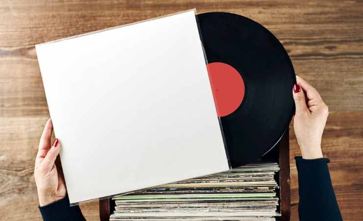 persona che apre disco in vinile