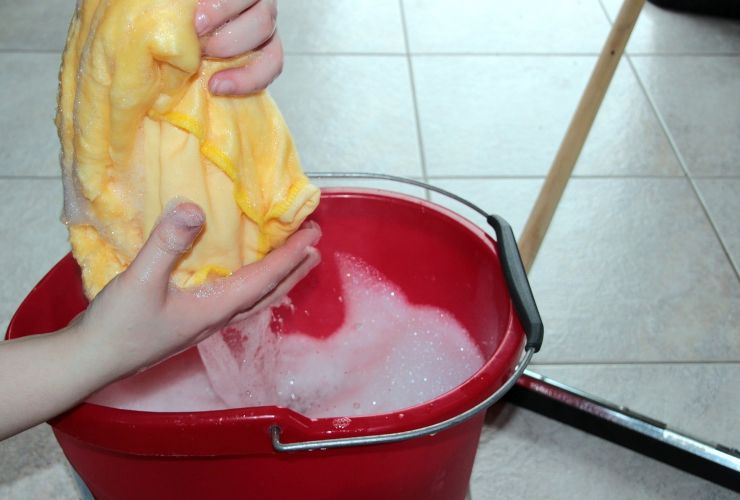 Acqua per pulire il pavimento