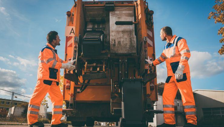 camion spazzatura e due operai