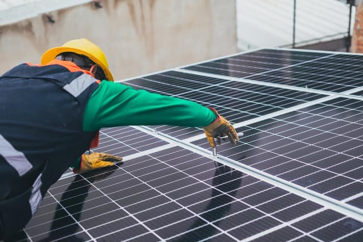 tecnico che sistema pannelli fotovoltaici