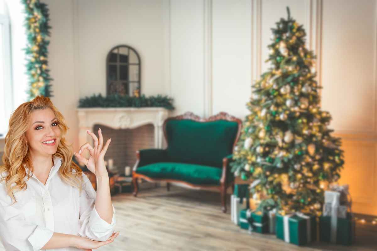 salotto con albero donna in primo piano