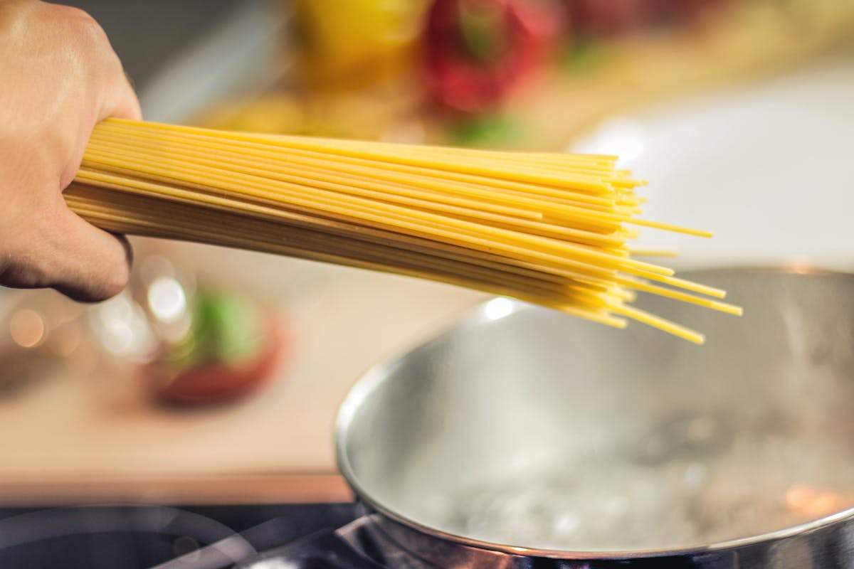 Spaghetti con pentola d'acqua