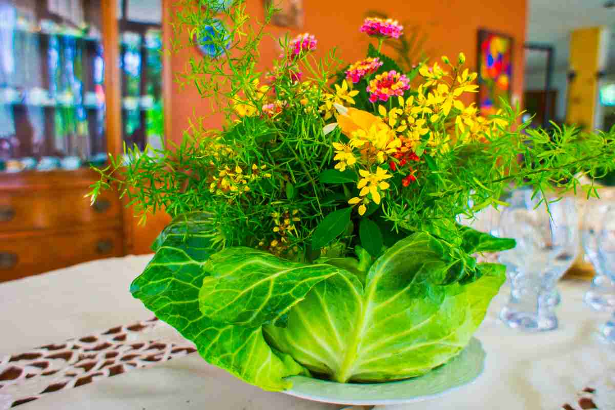 Centrotavola invernale fai da te con fiori e cavolo verza