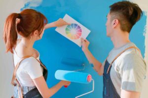 Giovani controllano la pittura per evitare di sbagliare i colori delle pareti