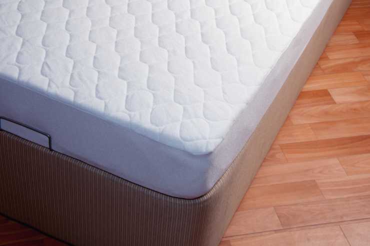 Letto boxspring con materasso sottile