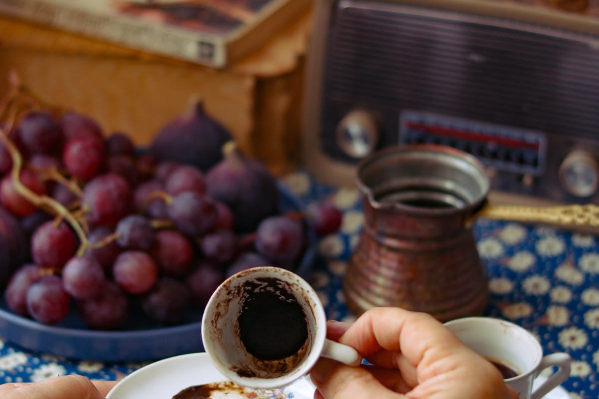 Fondi di caffè dentro una tazzina