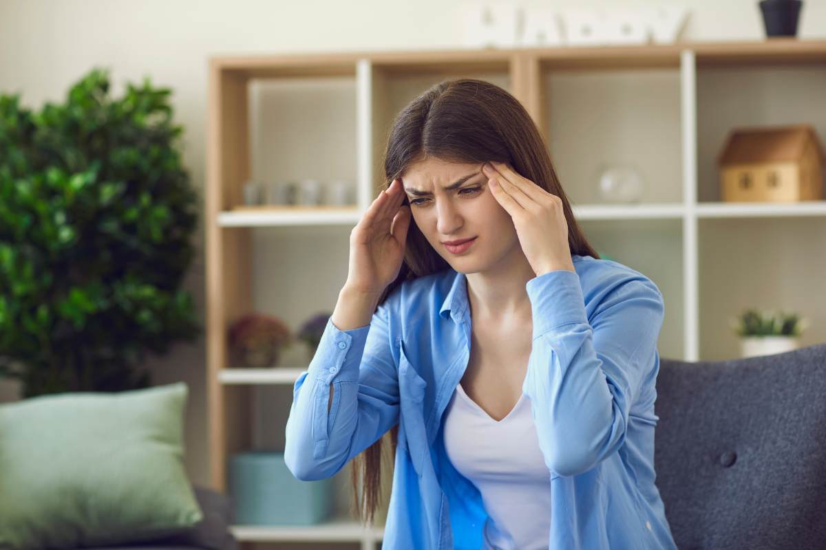 Ragazza stressata in casa