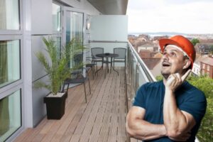 balcone arredato e uomo che ha idea