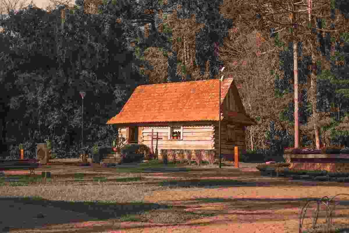 Casa in legno vista da lontano