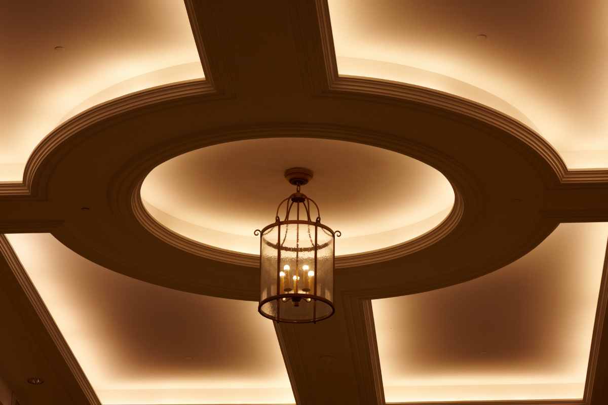 soffitto con lampadario e luci led