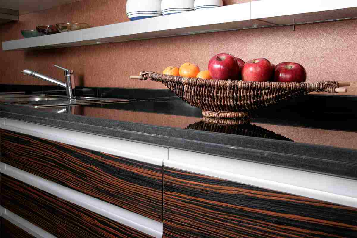 cucina elegante in legno con cesto di frutta