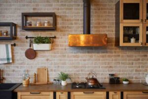 Cucina stile industriale in legno con cappa in rame