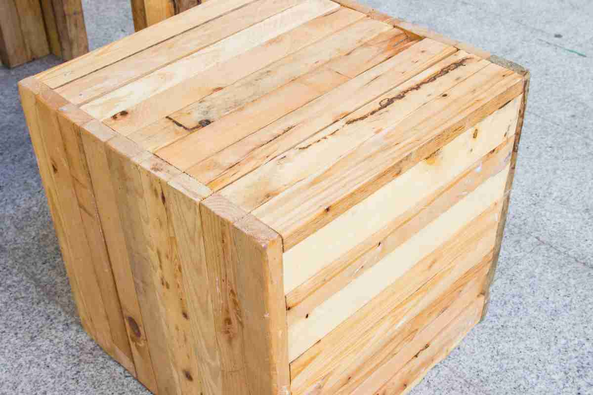 Seduta a forma di cubo con legno riciclato 