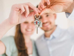 Ragazzi sorridenti con in mano le chiavi di casa