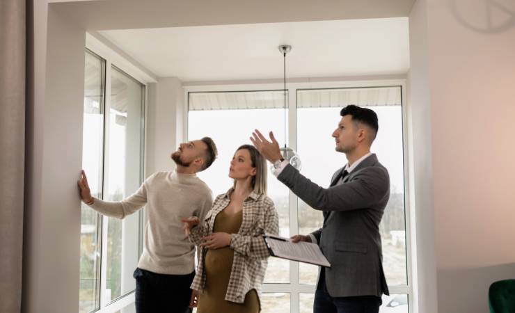 persone che guardano casa 