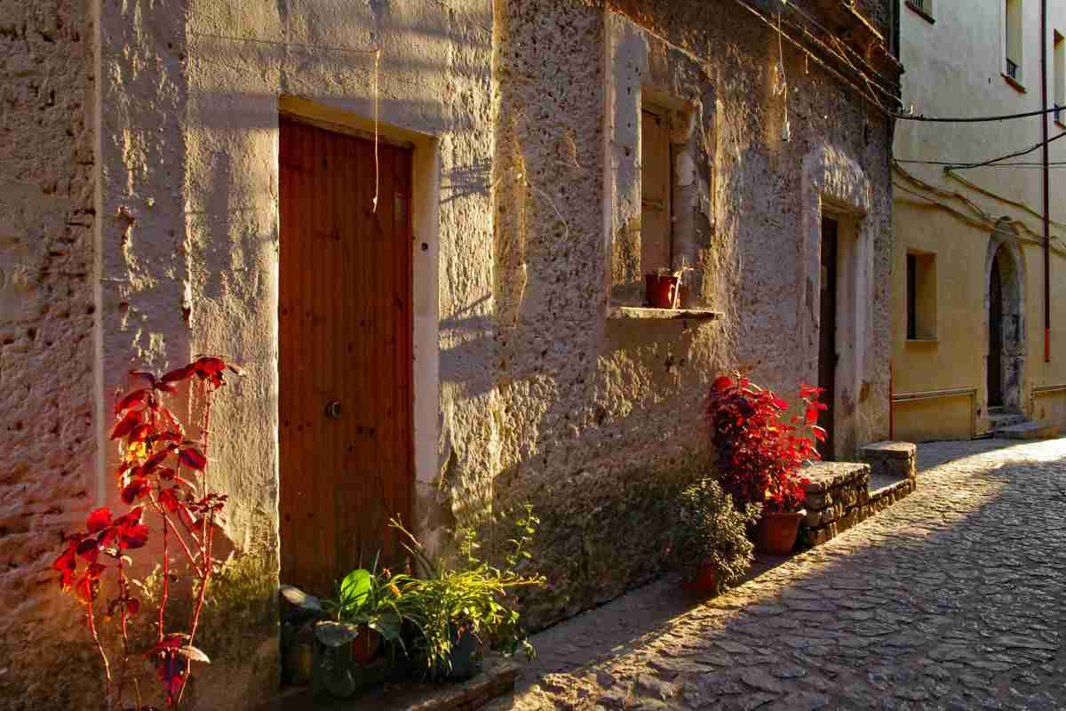 casa con facciata di pietre a vista