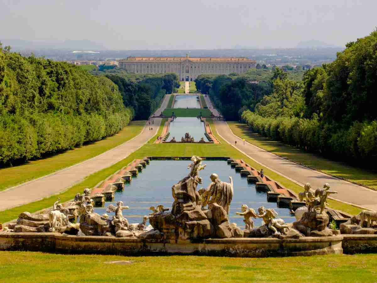 Visione della Reggia di Caserta dal giardino