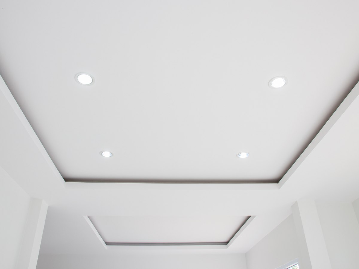 Soffitto bianco con faretti