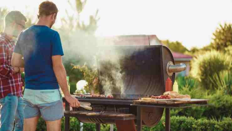 uomo che fa barbecue