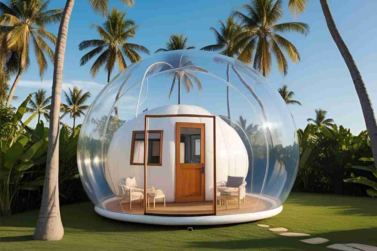 bubble house su giardino e con palme attorno