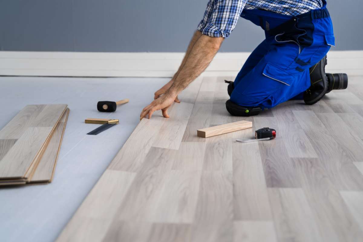 Uomo cambia il parquet di casa