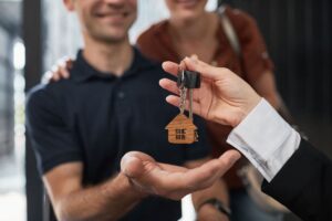 chiavi di casa che vengono consegnate in una mano