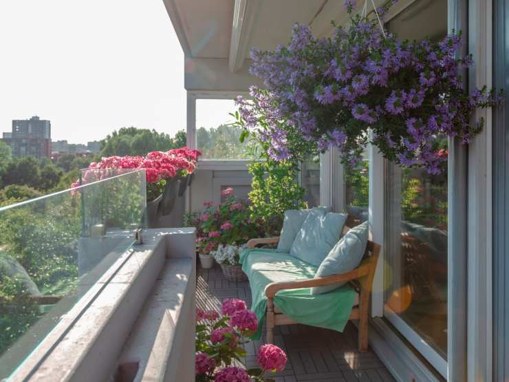 fiori sul balcone e dondolo