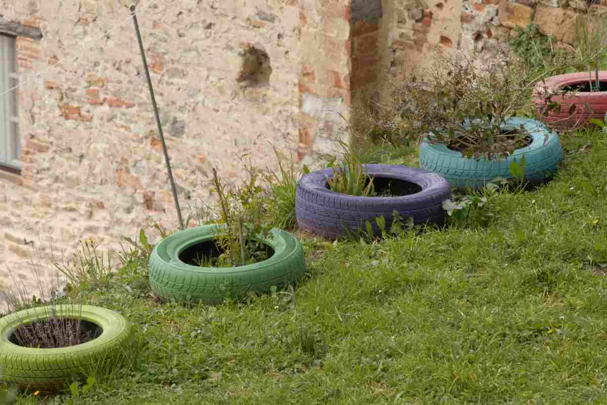 giardino con gomme come vasi 