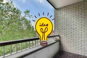 balcone e disegno lampadina con scritta idea