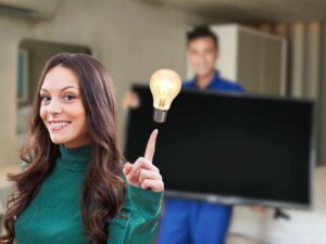 Uomo con tv e donna con idea