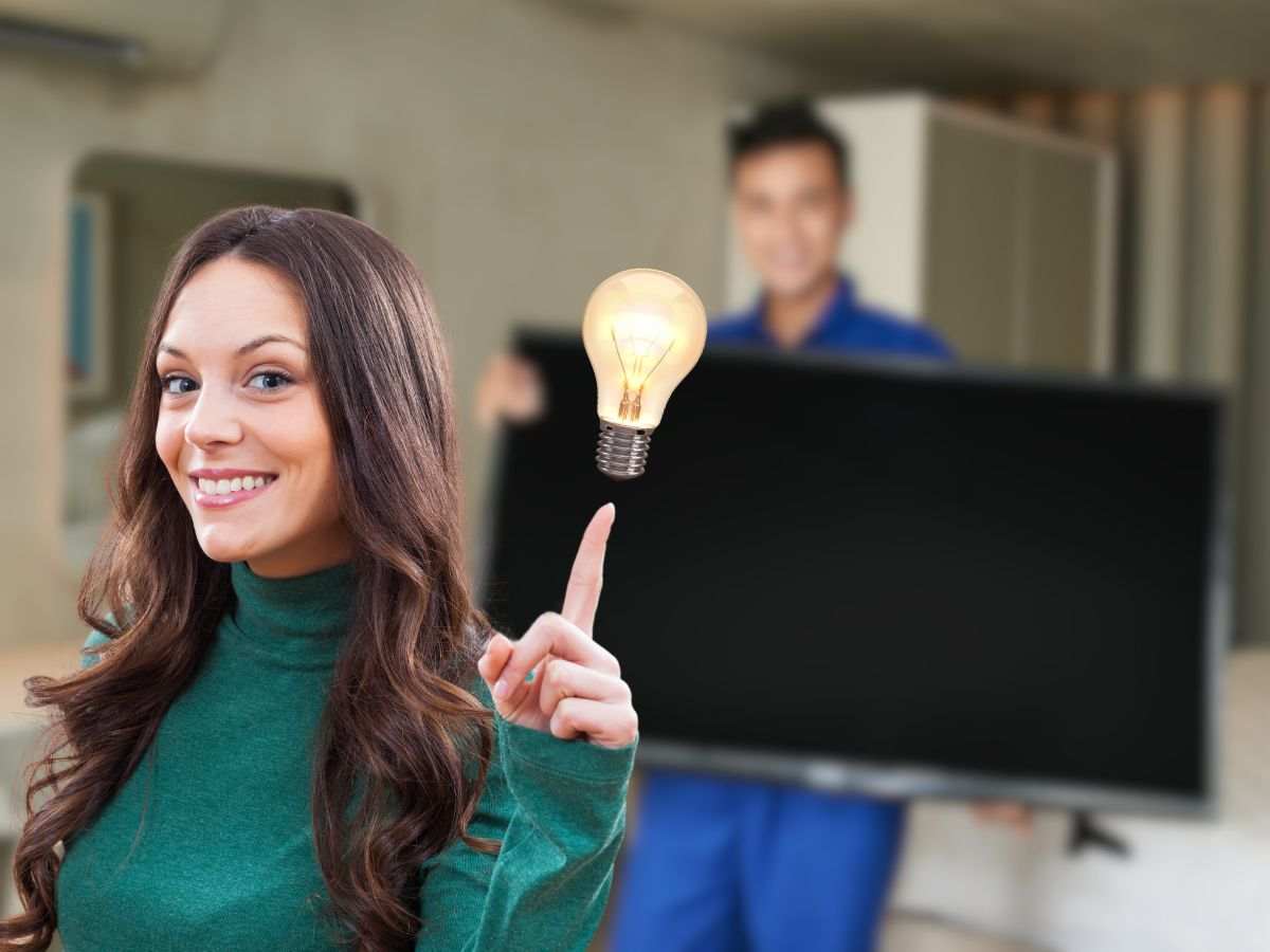 Uomo con tv e donna con idea