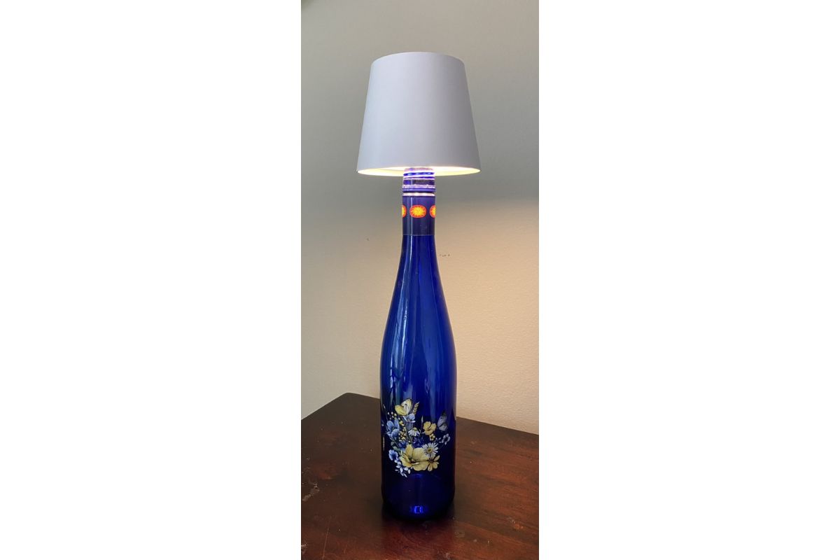 lampada da tavolo riciclata da una bottiglia di vino con paralume con luce integrata senza fili